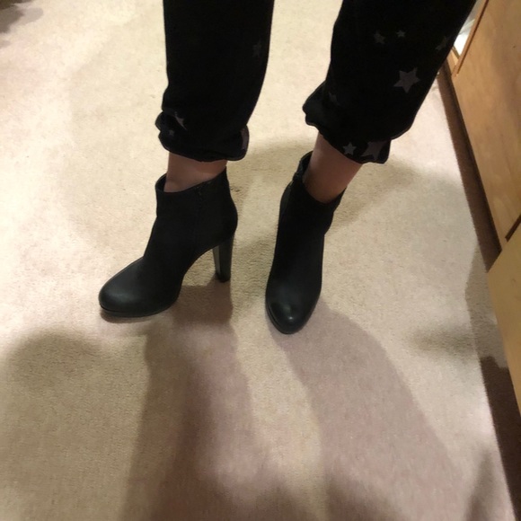 Barely worn Steve Madden black booties high heel - Picture 2 of 6